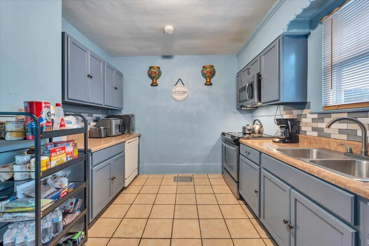 2628 New York AVE NW - Photo 15