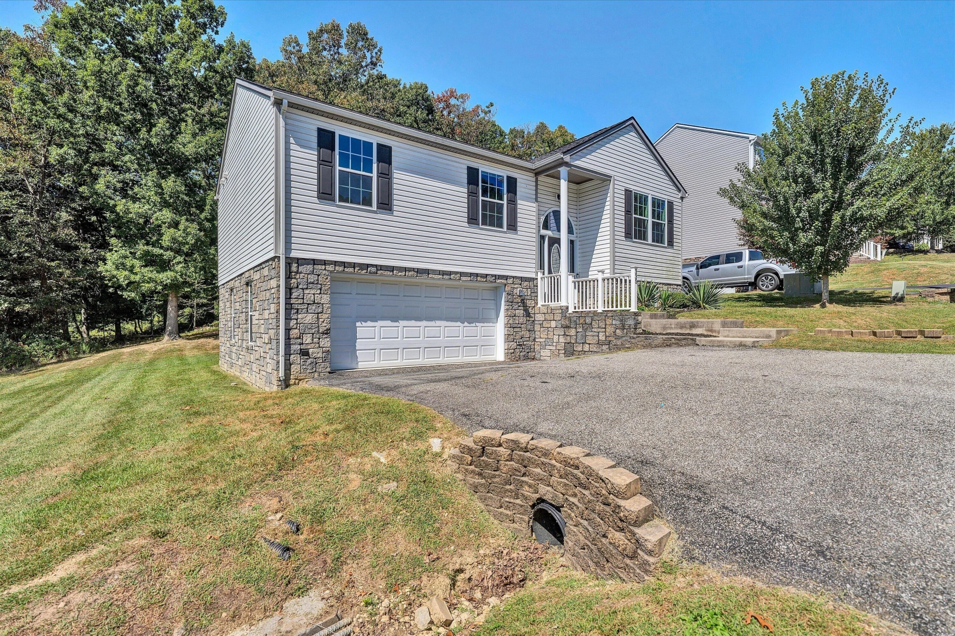 335 Robin Hood DR - Photo 2