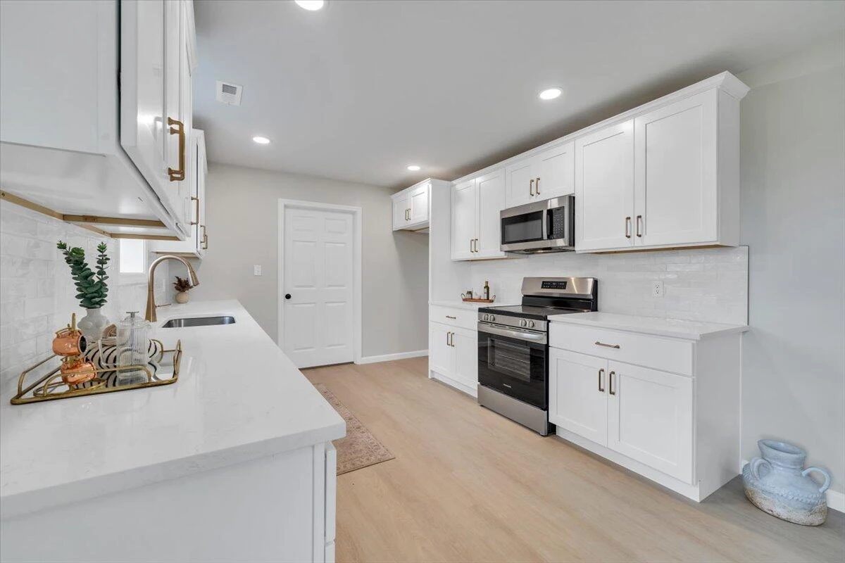 824 Commander DR - Photo 15