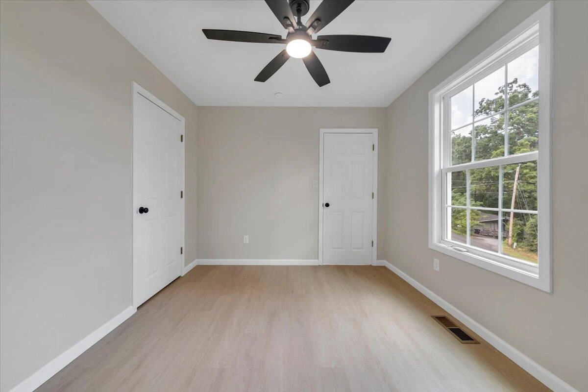 824 Commander DR - Photo 26