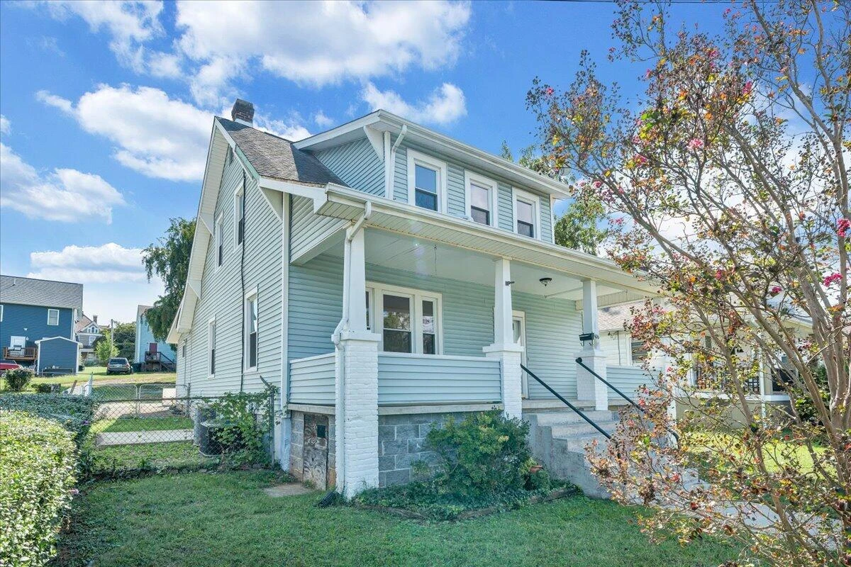 1106 Mercer AVE NW - Photo 2