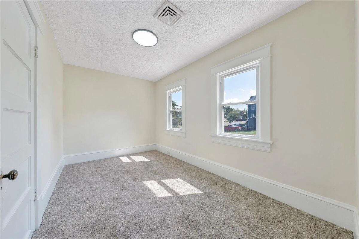 1106 Mercer AVE NW - Photo 5