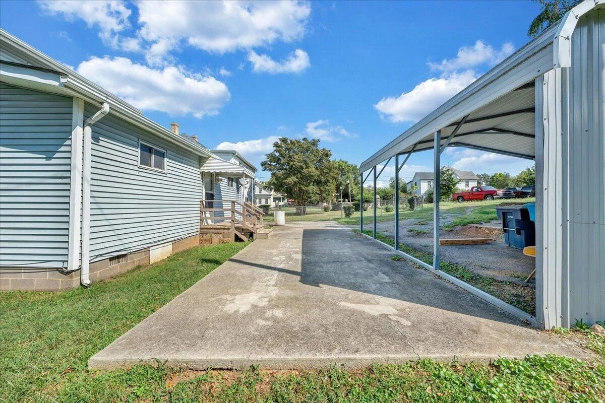 1106 Mercer AVE NW - Photo 32