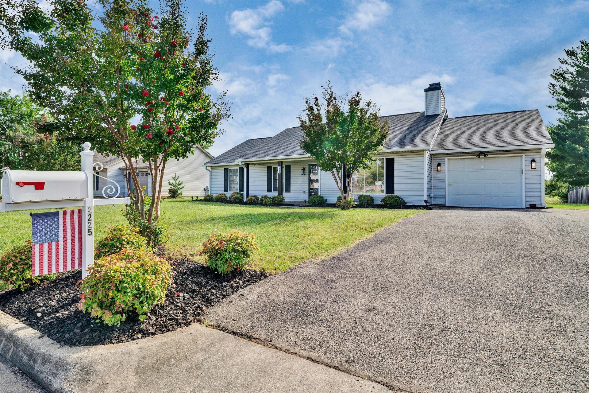 2225 Bloomfield AVE - Photo 4