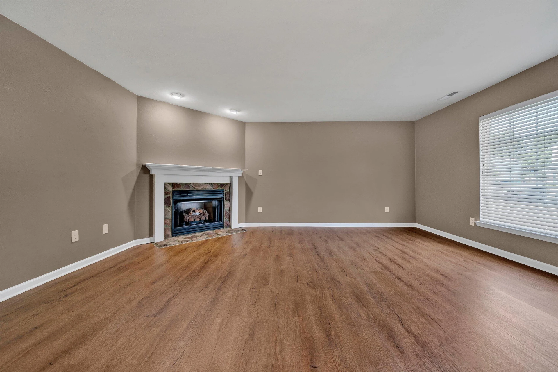 2225 Bloomfield AVE - Photo 7