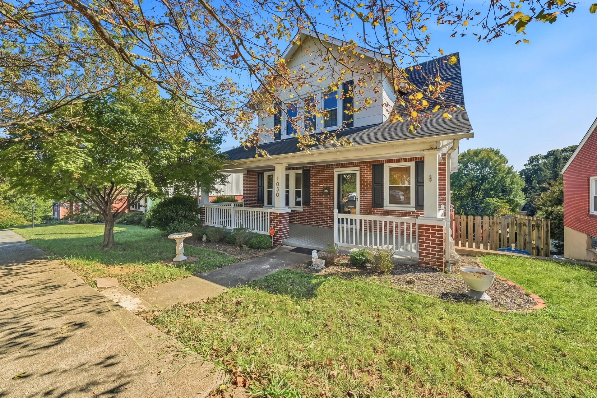 1030 Windsor AVE SW - Photo 2