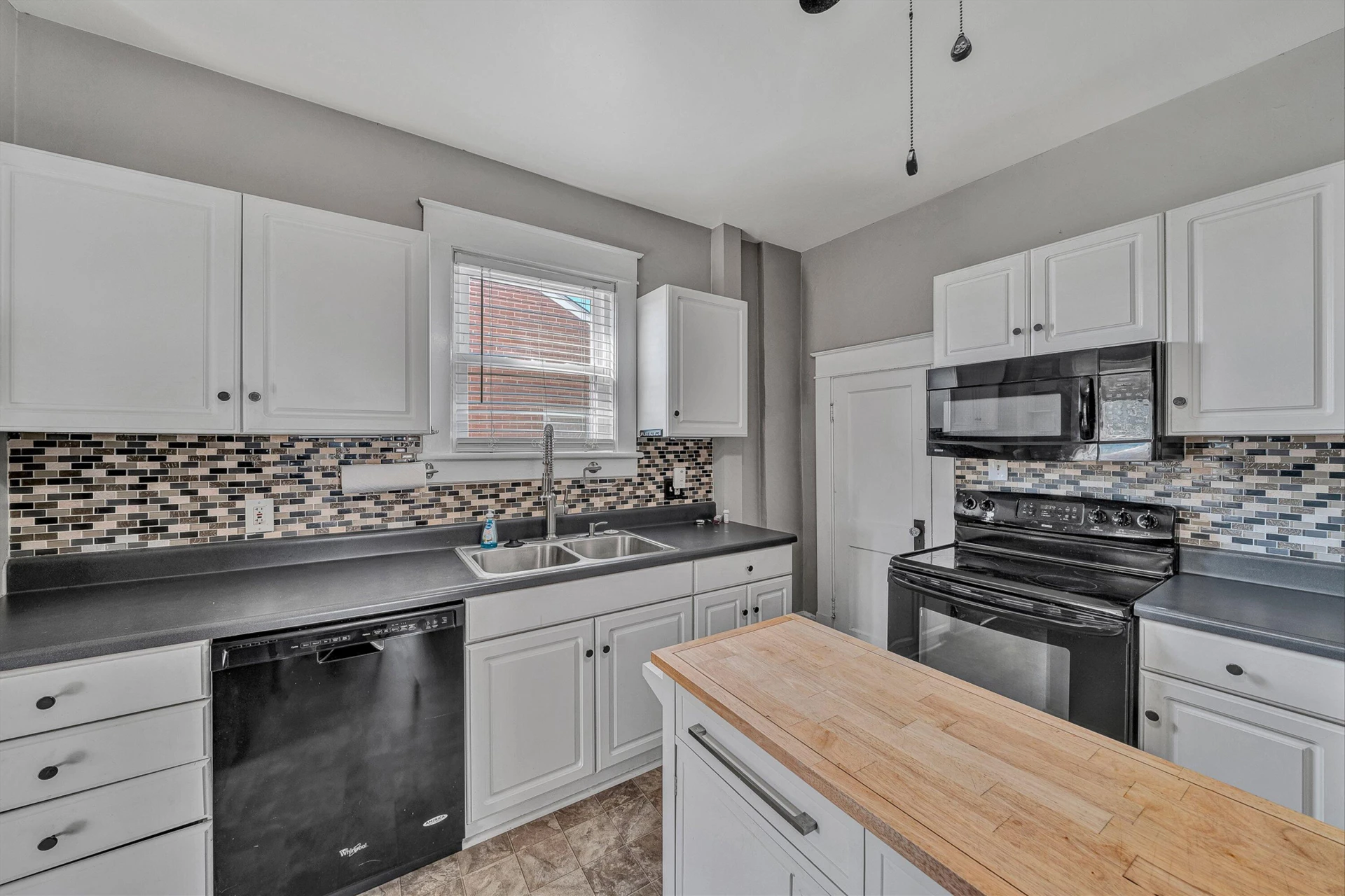 1030 Windsor AVE SW - Photo 15