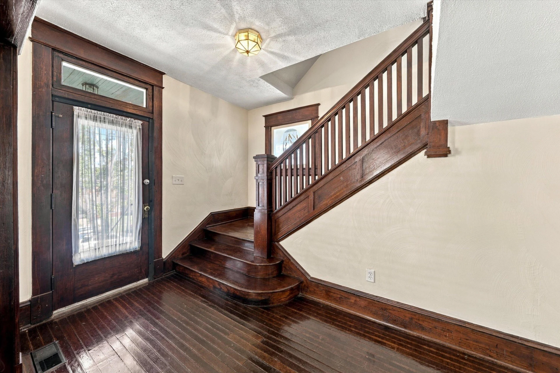 625 Elm AVE SE - Photo 4