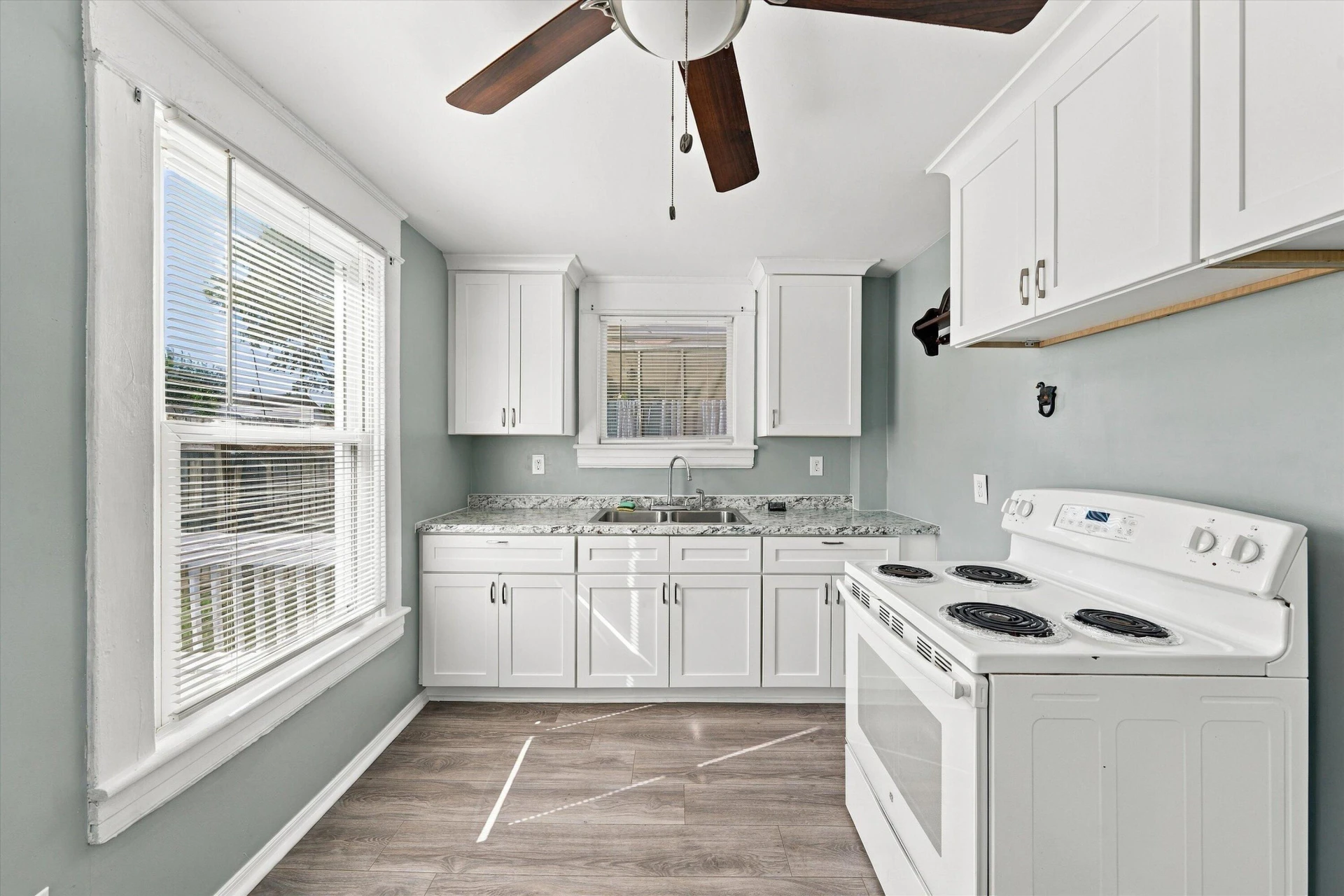 625 Elm AVE SE - Photo 10