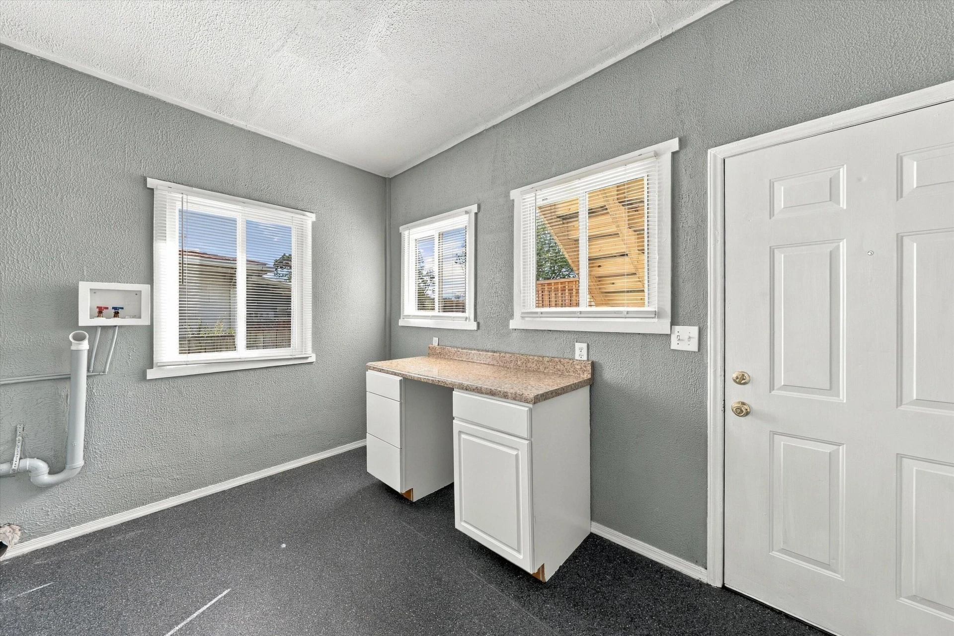 625 Elm AVE SE - Photo 12