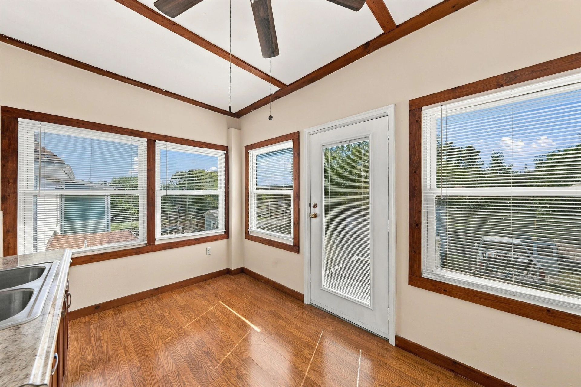 625 Elm AVE SE - Photo 19