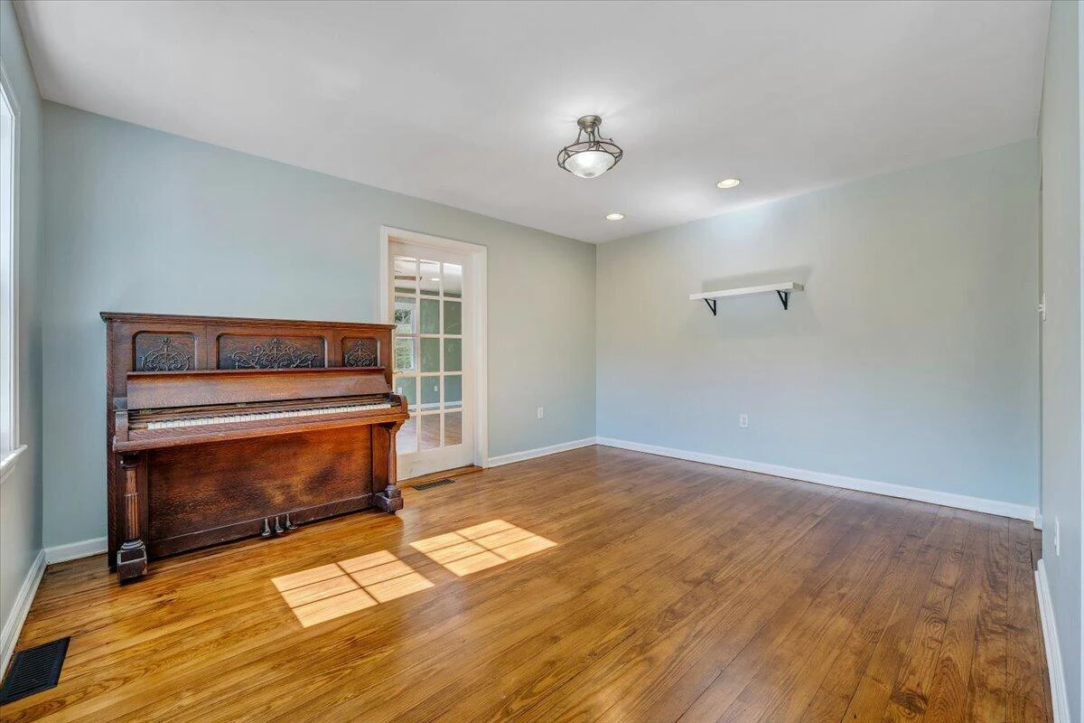 1096 Collierstown RD - Photo 4