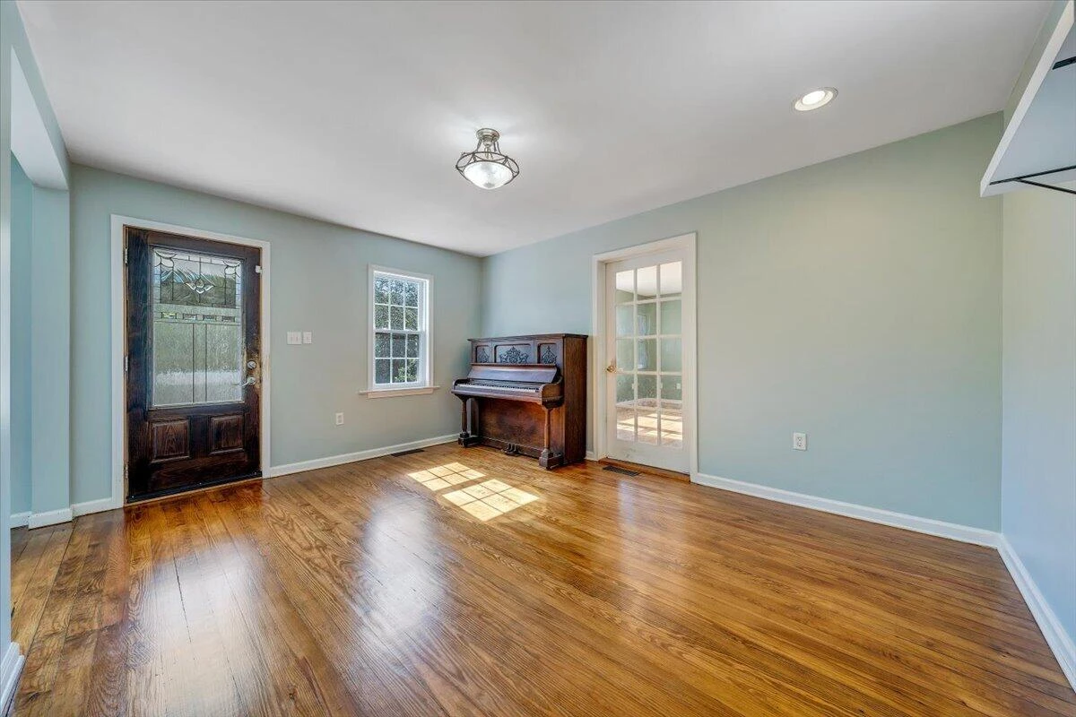 1096 Collierstown RD - Photo 5
