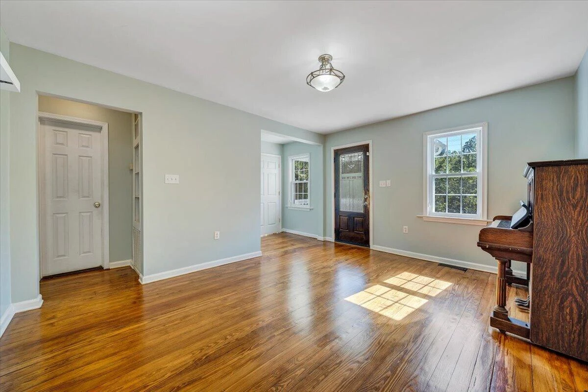 1096 Collierstown RD - Photo 6