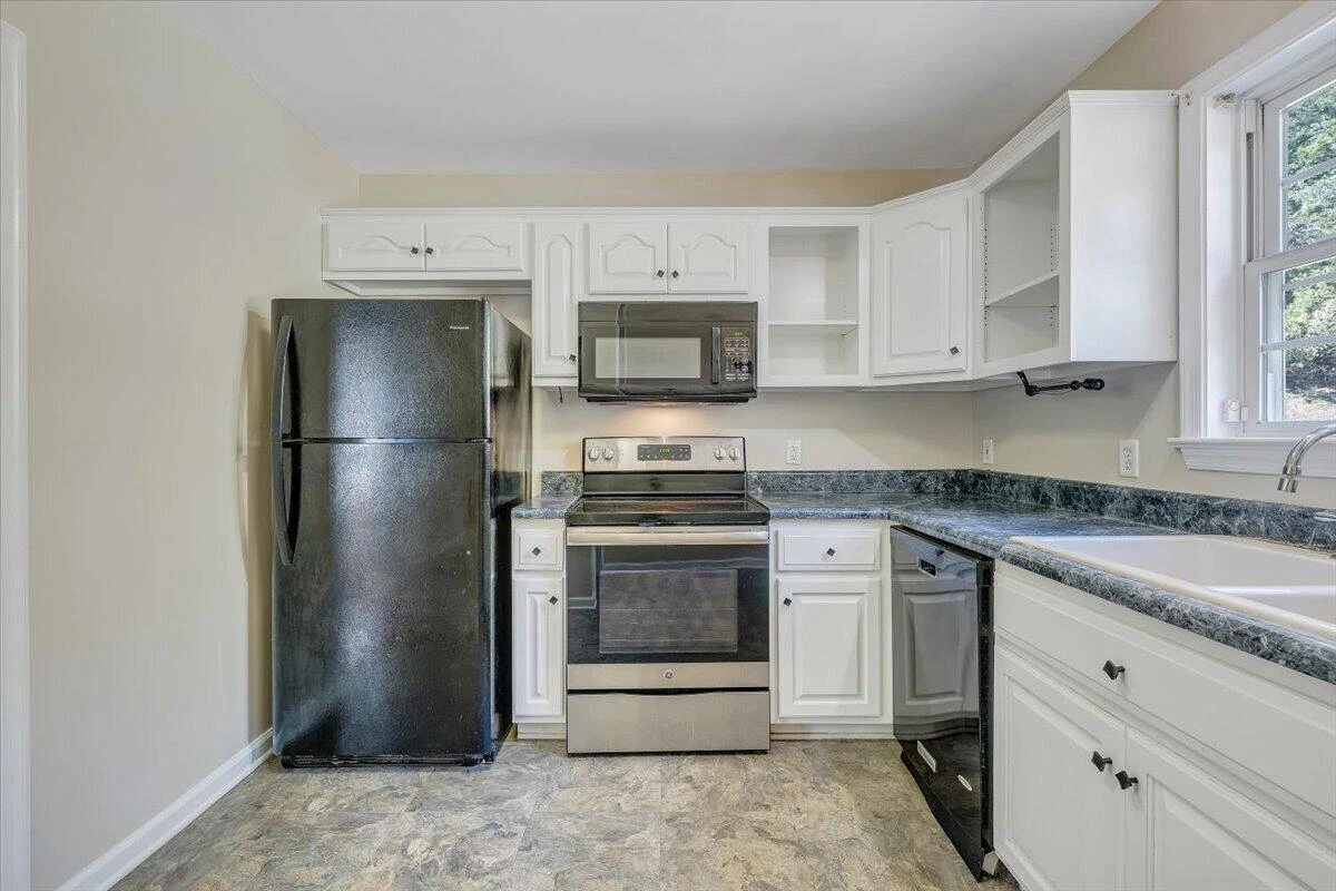 1096 Collierstown RD - Photo 10