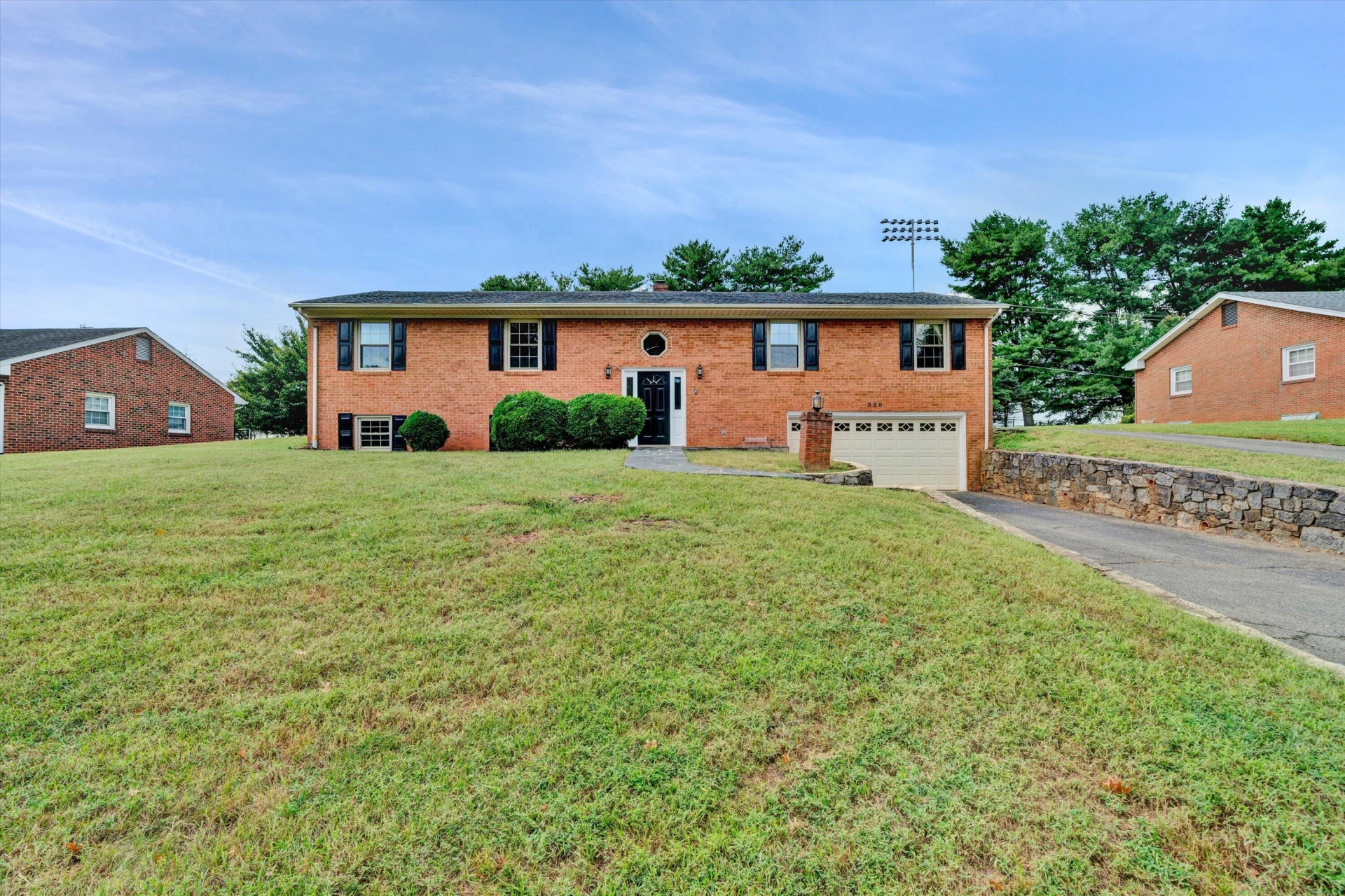 320 Swan DR - Photo 2