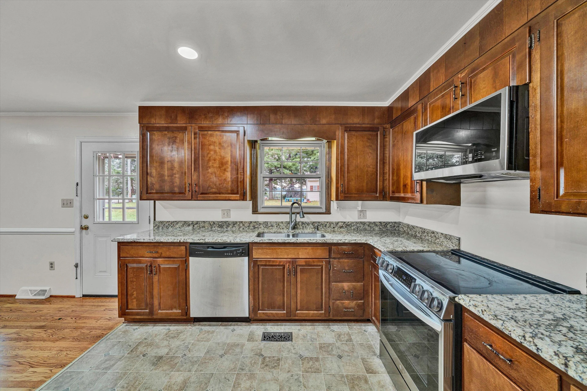 320 Swan DR - Photo 10