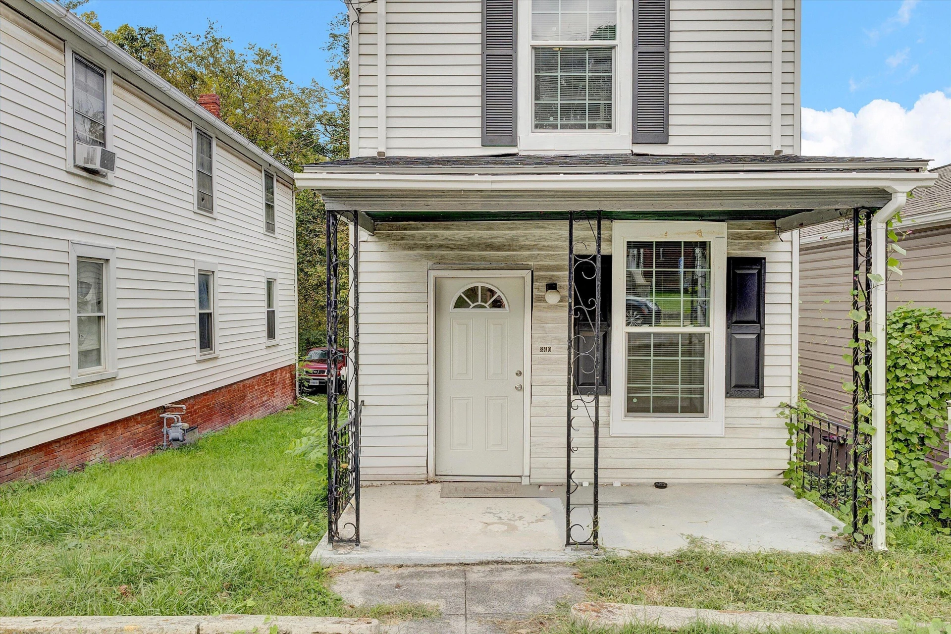 240 Roxbury ST - Photo 4