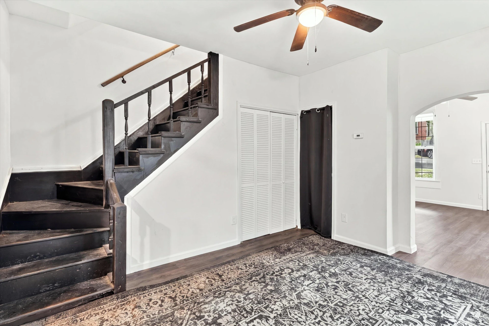 240 Roxbury ST - Photo 8