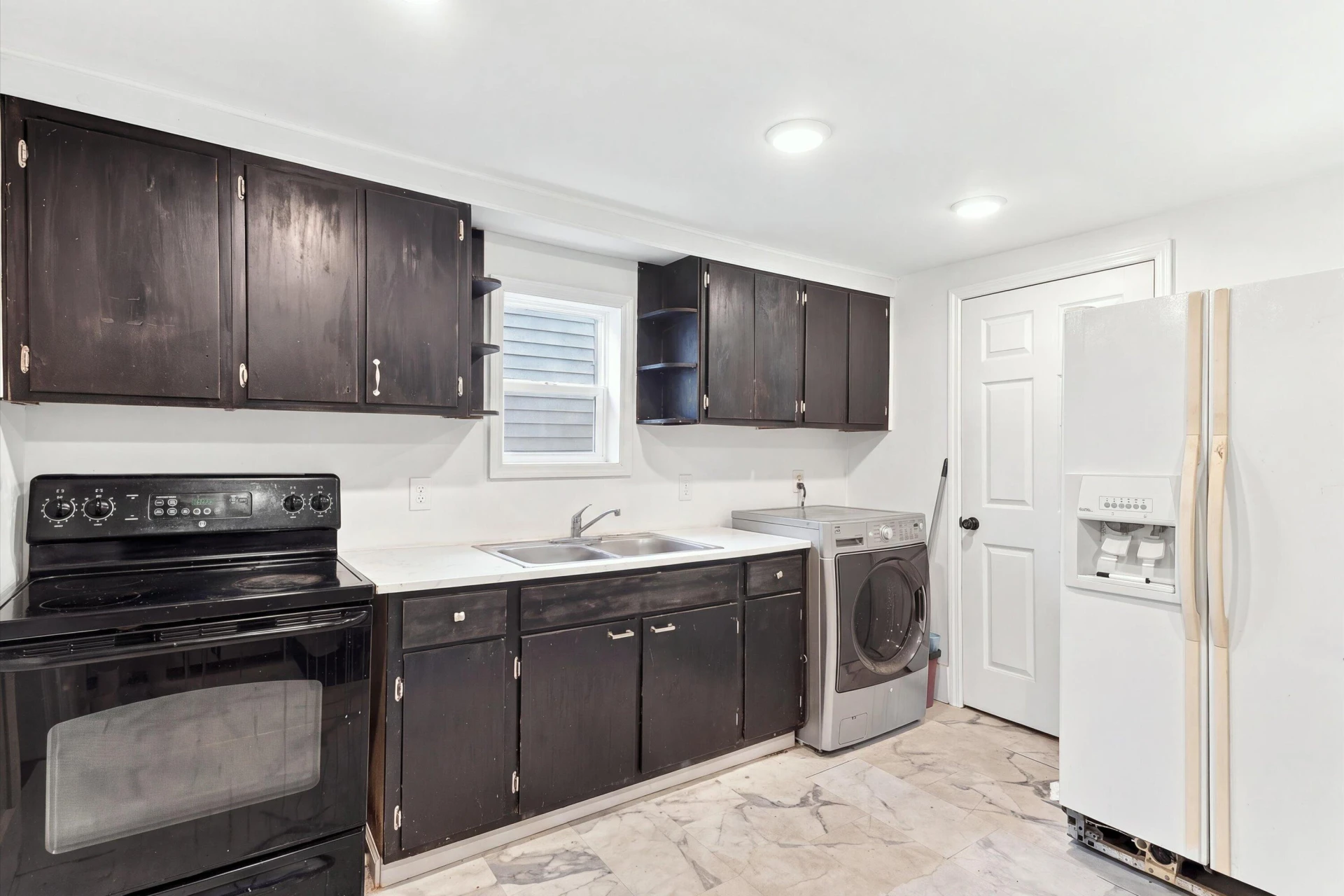240 Roxbury ST - Photo 9