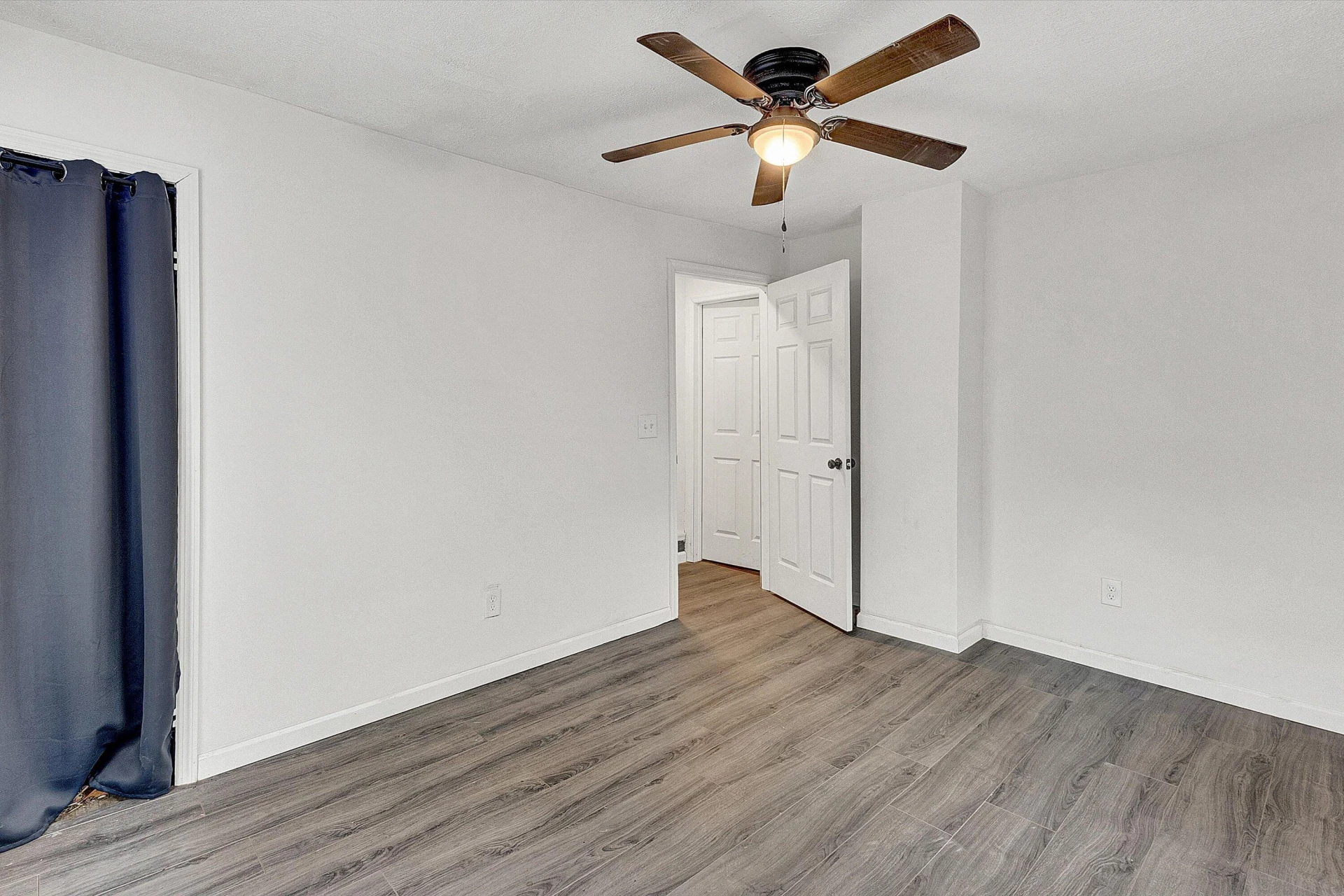 240 Roxbury ST - Photo 13