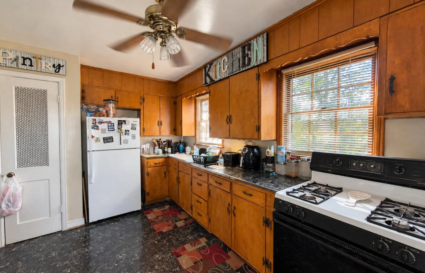 917 10th ST NW - Photo 5