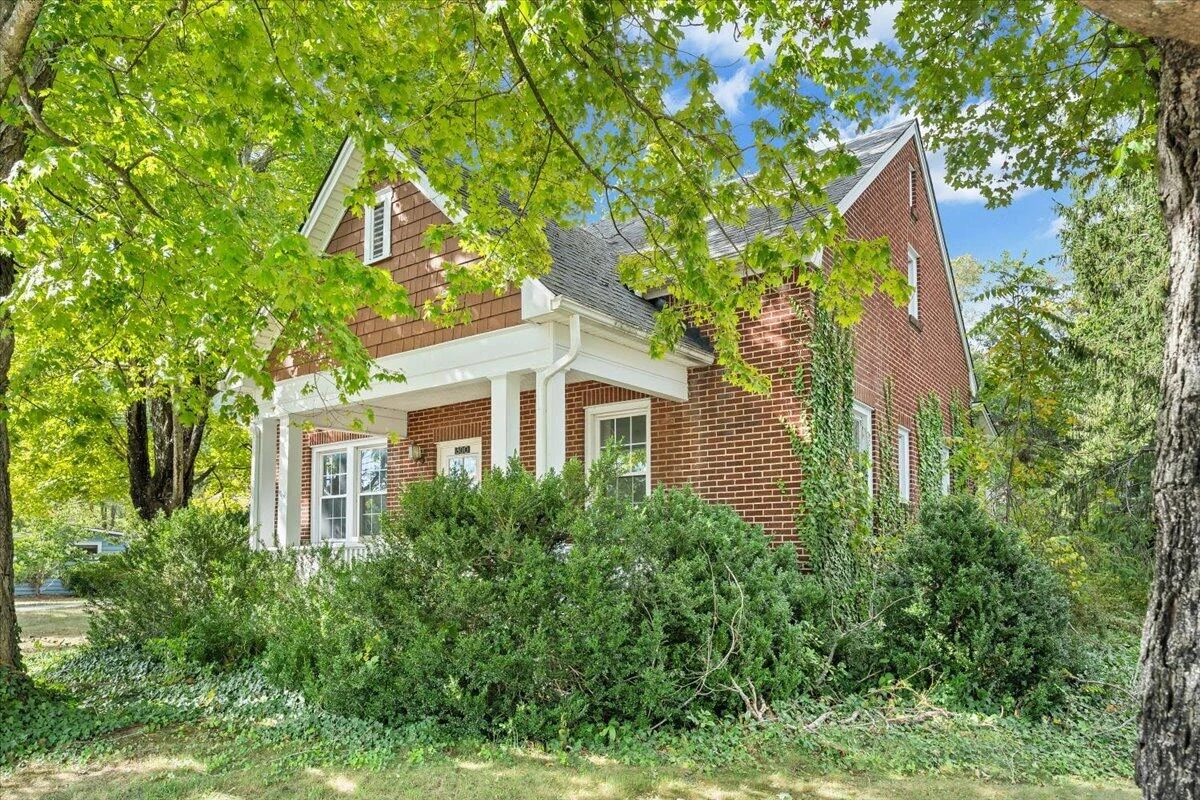 300 2nd ST - Photo 3