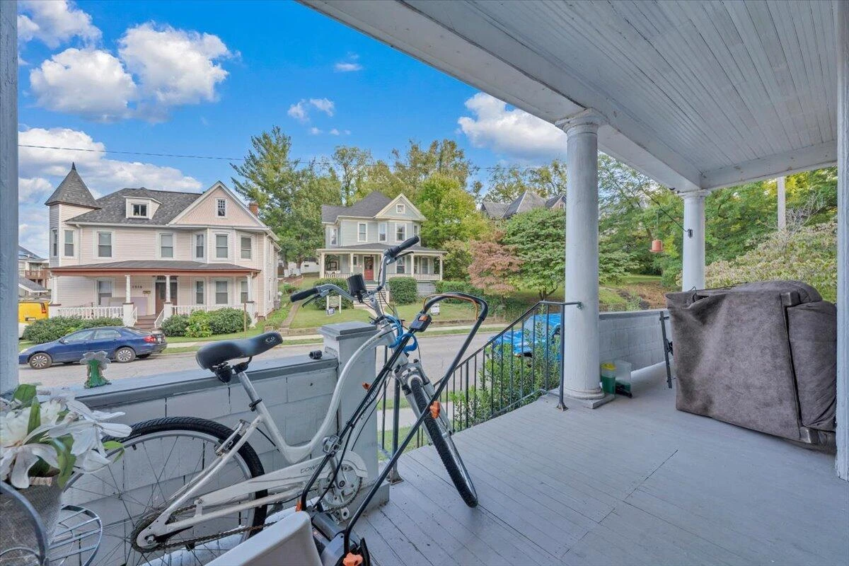 1313 Maple AVE SW - Photo 3