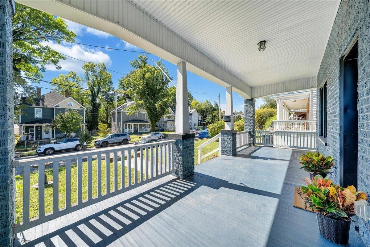 1307 Chapman AVE SW - Photo 3