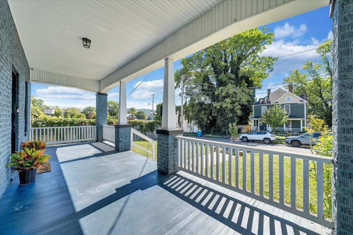 1307 Chapman AVE SW - Photo 4