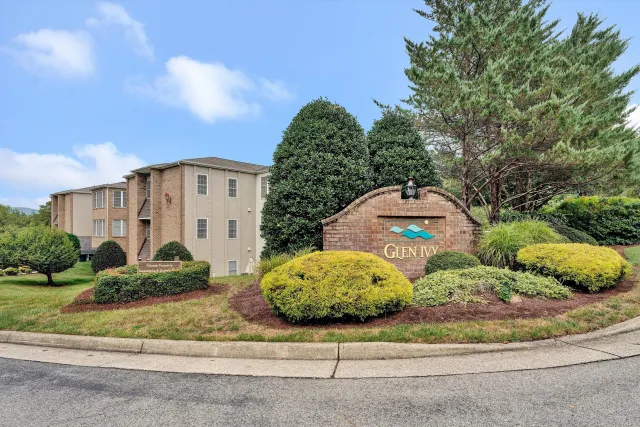 4865 Glenn Ivy LN