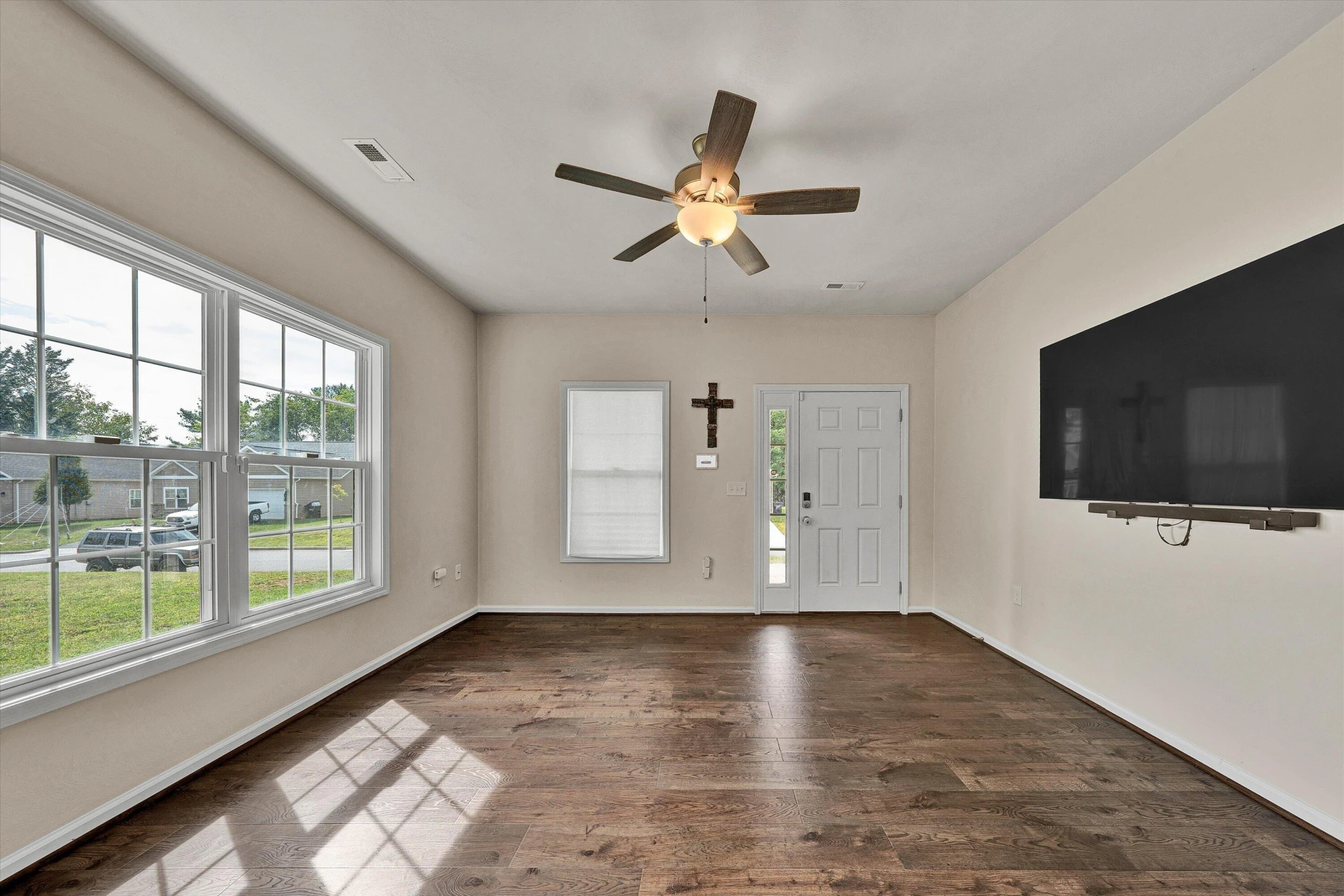 2029 Heys LN - Photo 4