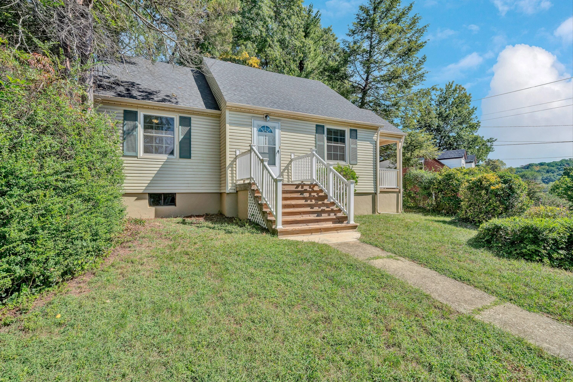 1823 Brandon AVE SW - Photo 2