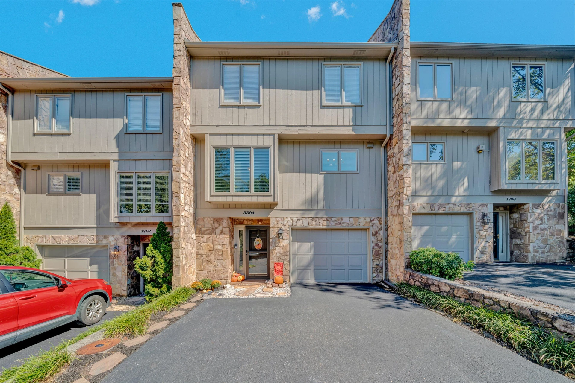 3394 Londonderry LN - Photo 2