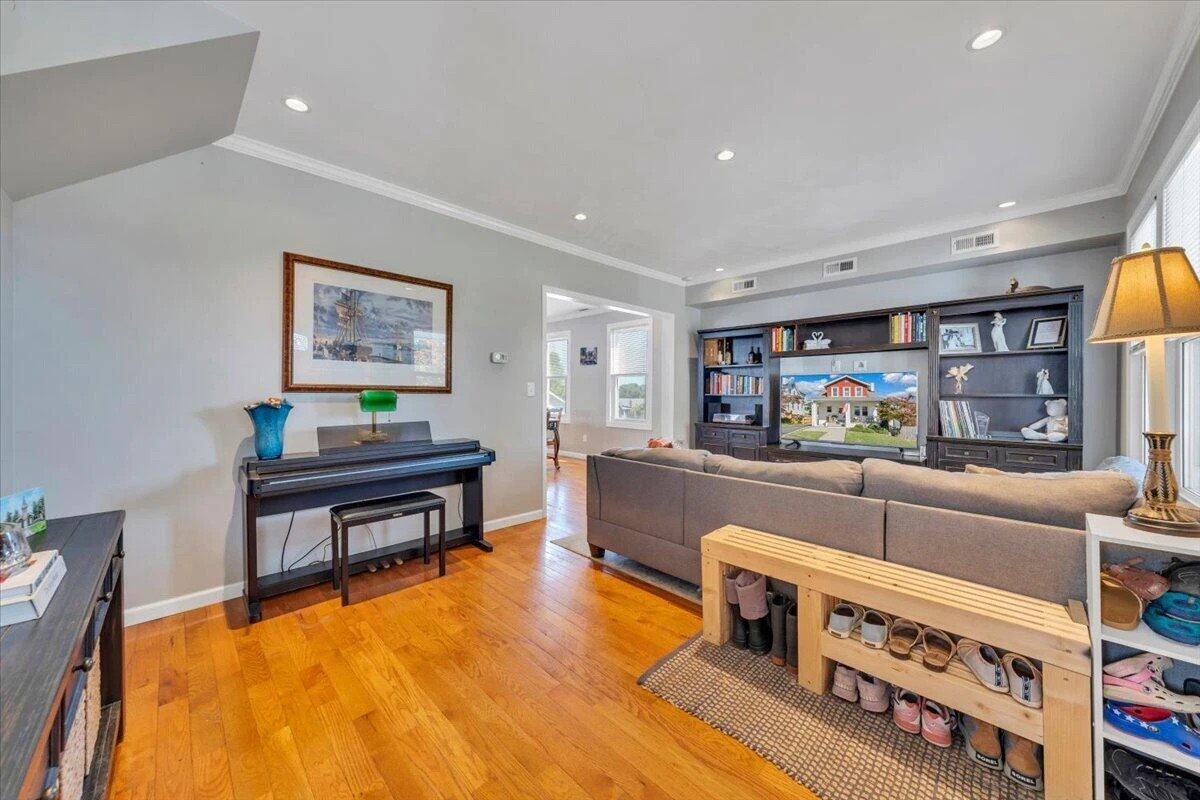 2517 Montgomery AVE SW - Photo 6