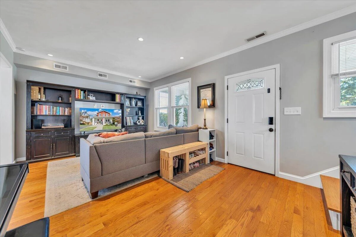 2517 Montgomery AVE SW - Photo 7