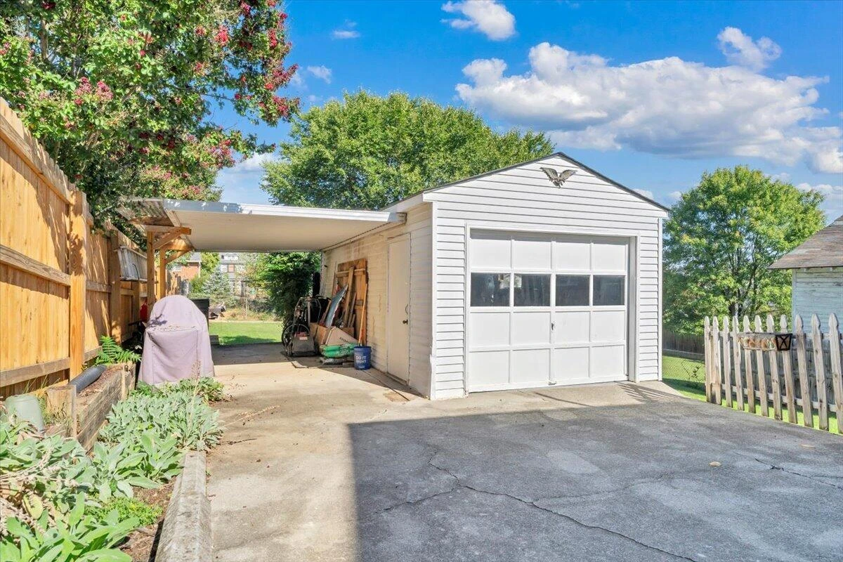 2517 Montgomery AVE SW - Photo 46