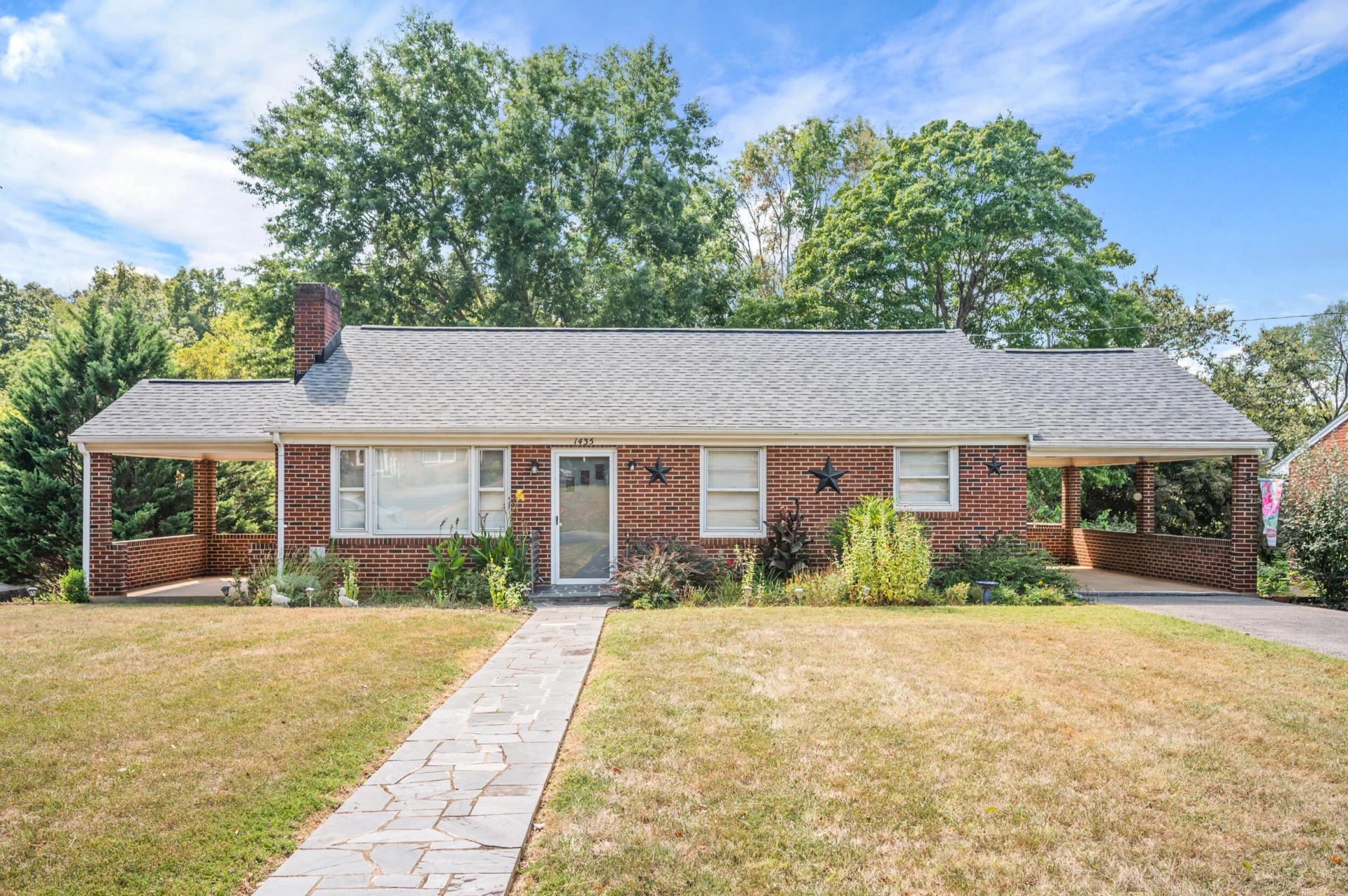 1435 Belmont DR - Photo 2