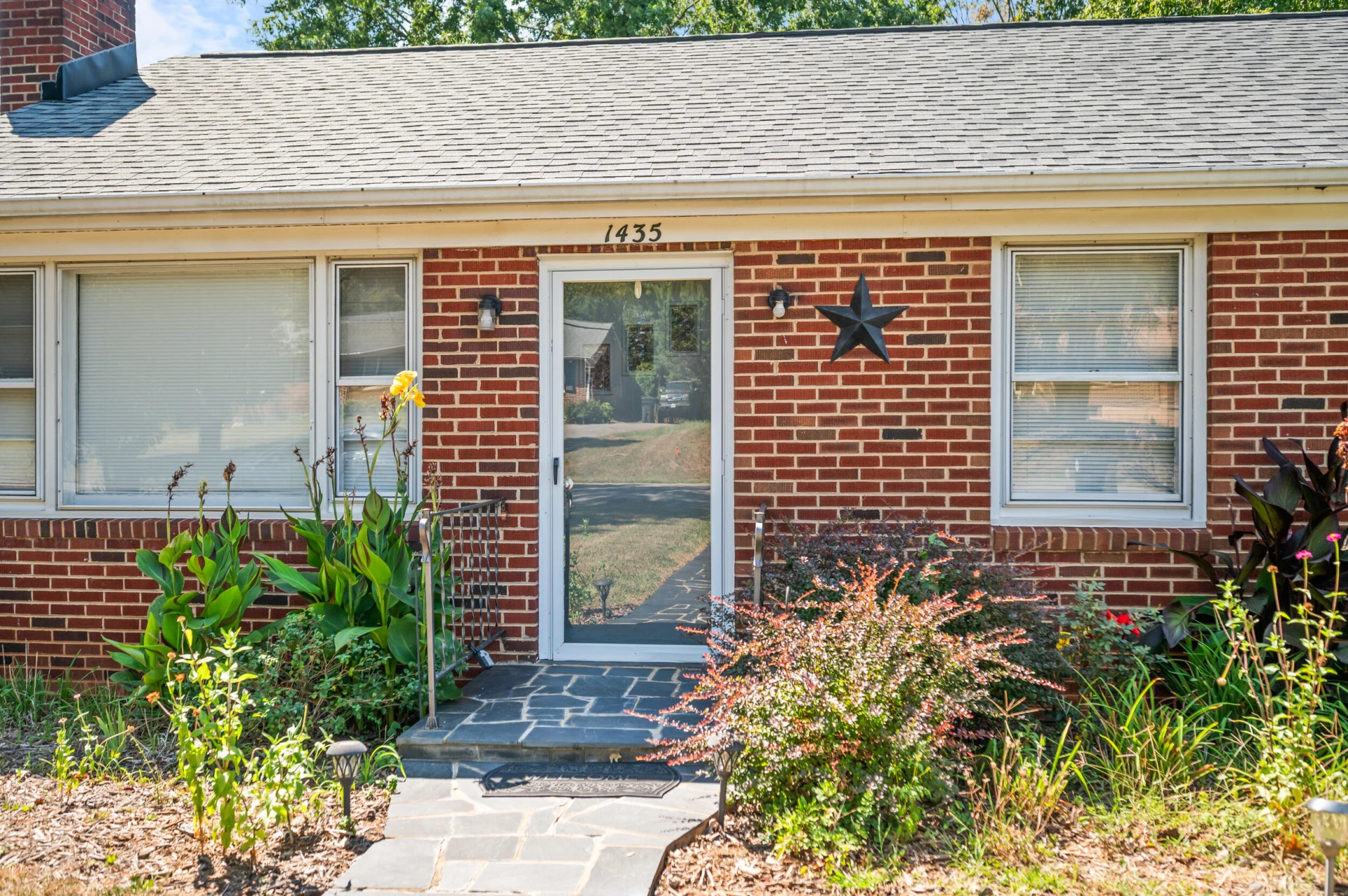 1435 Belmont DR - Photo 3