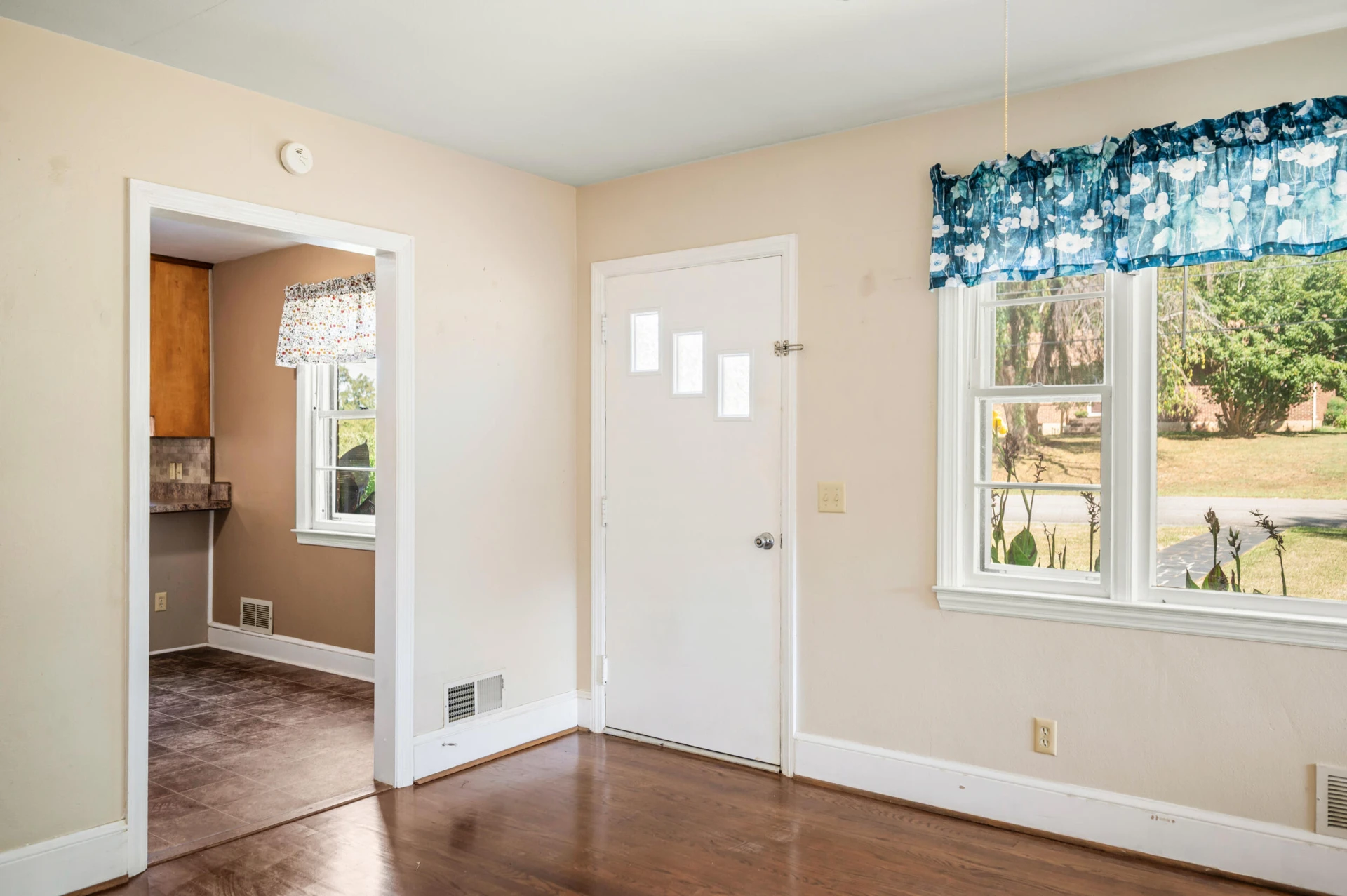 1435 Belmont DR - Photo 4