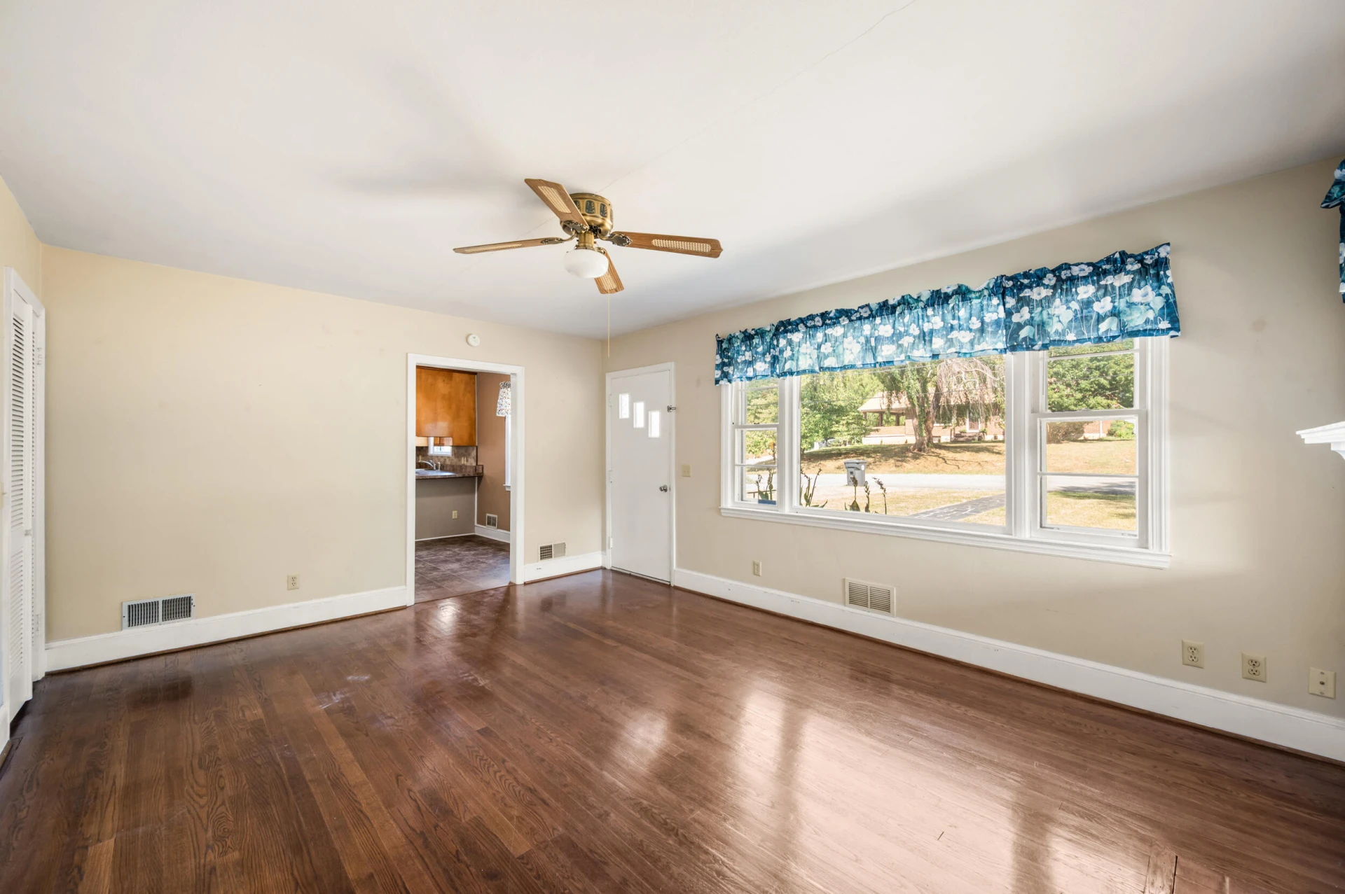 1435 Belmont DR - Photo 7