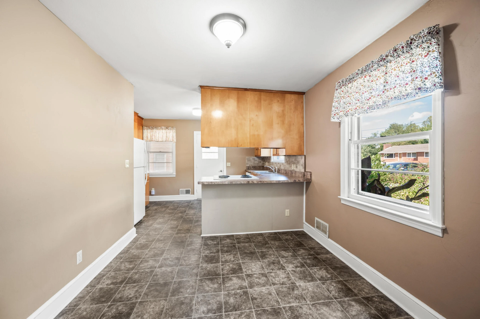1435 Belmont DR - Photo 8
