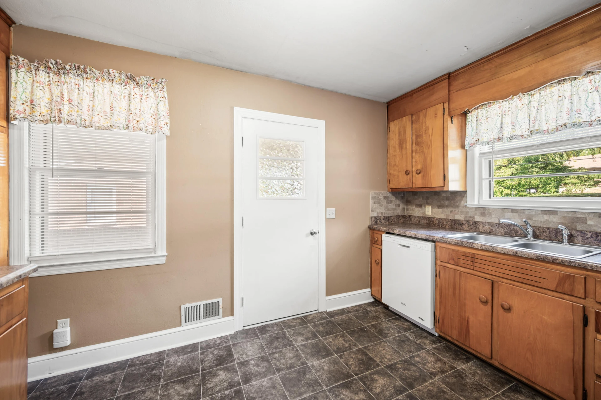 1435 Belmont DR - Photo 9