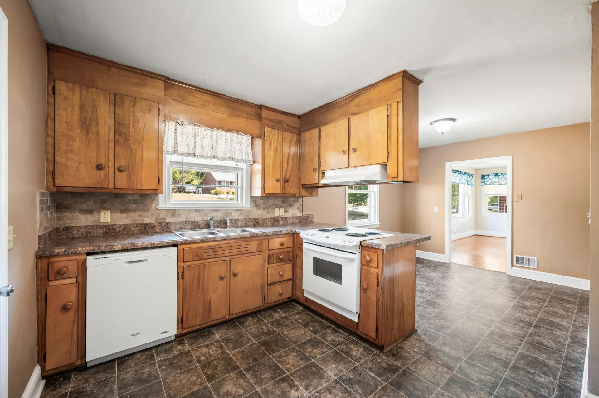 1435 Belmont DR - Photo 10