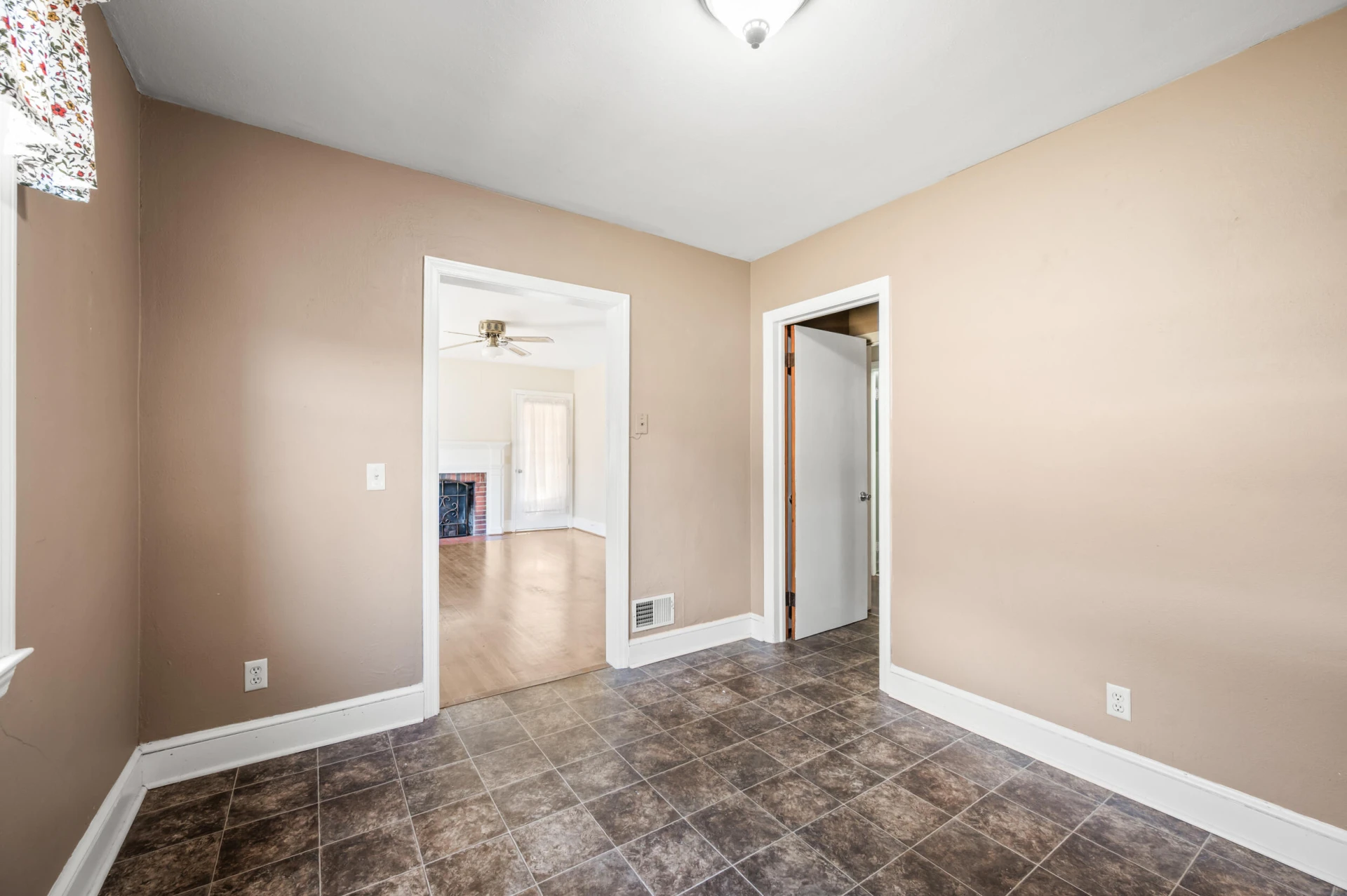 1435 Belmont DR - Photo 14