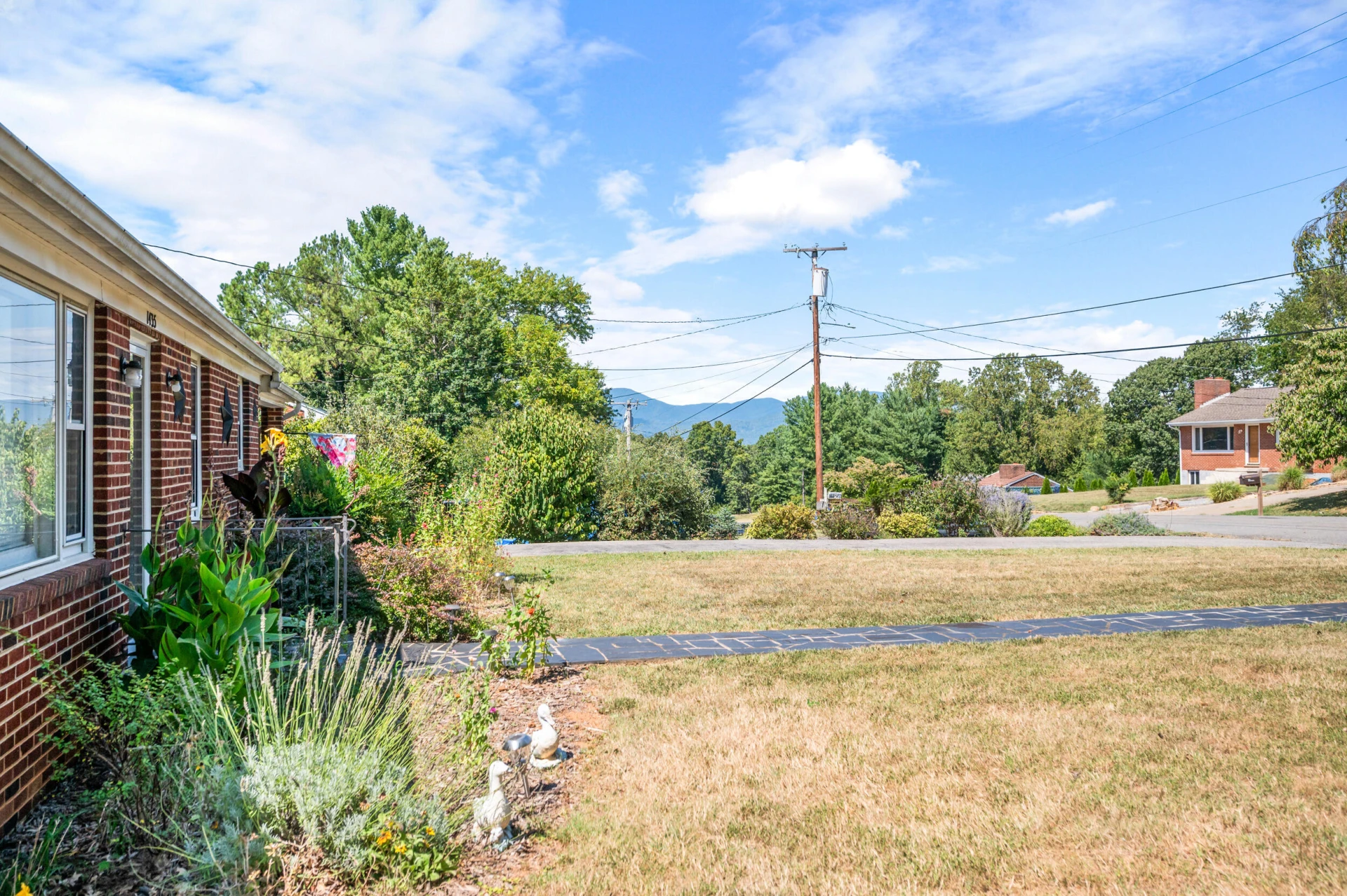 1435 Belmont DR - Photo 35