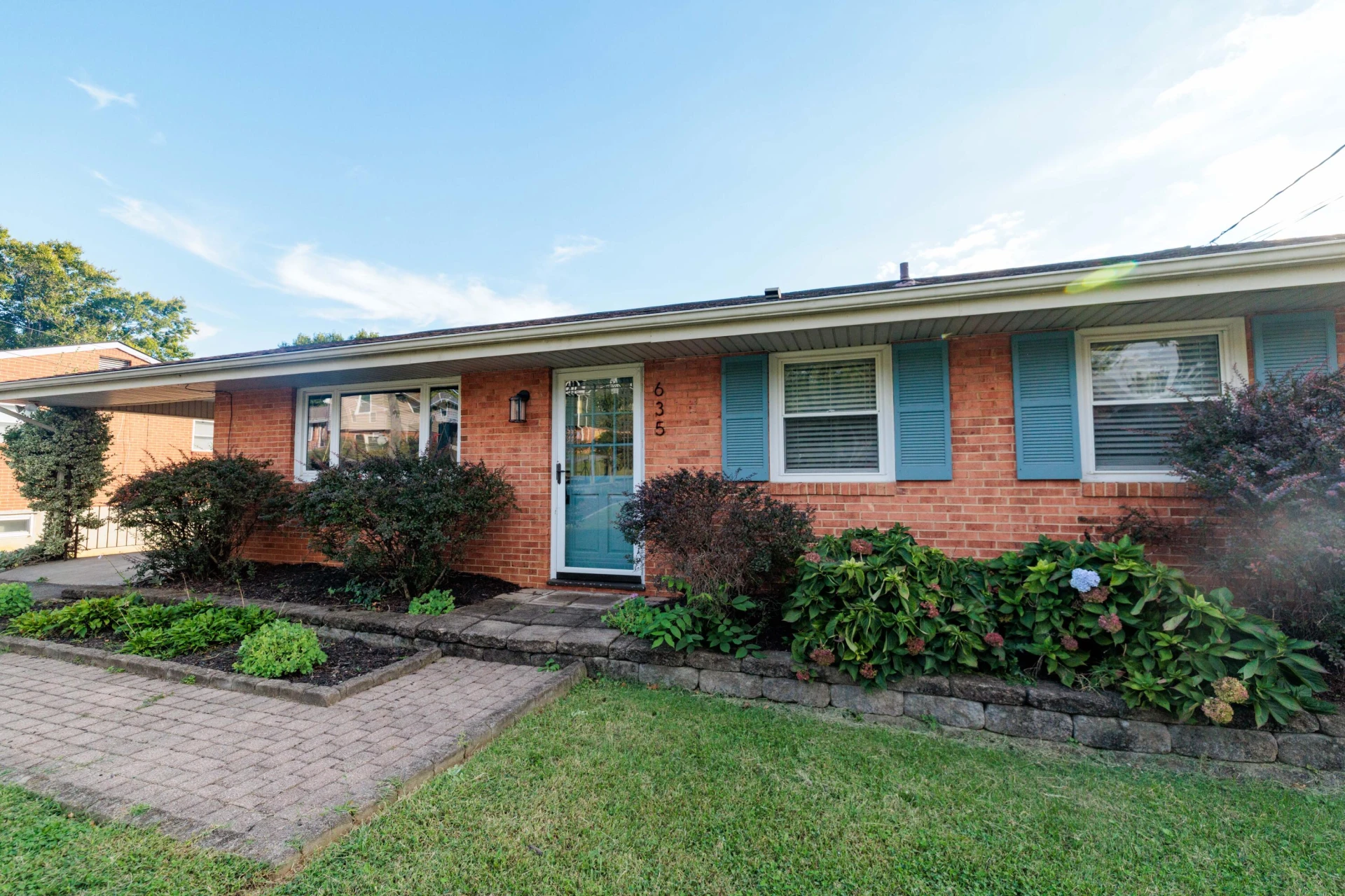635 E Augusta AVE