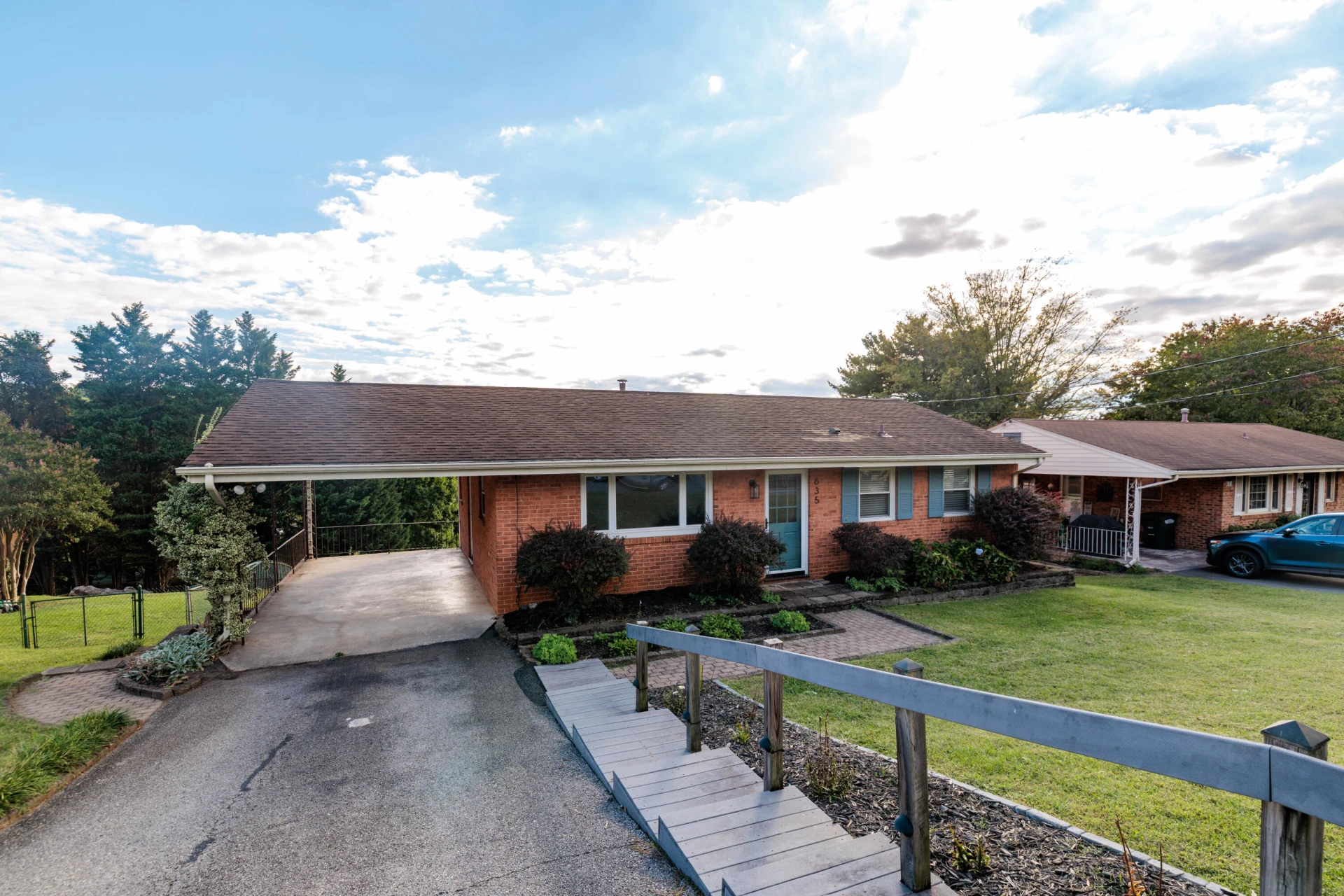 635 E Augusta AVE - Photo 2