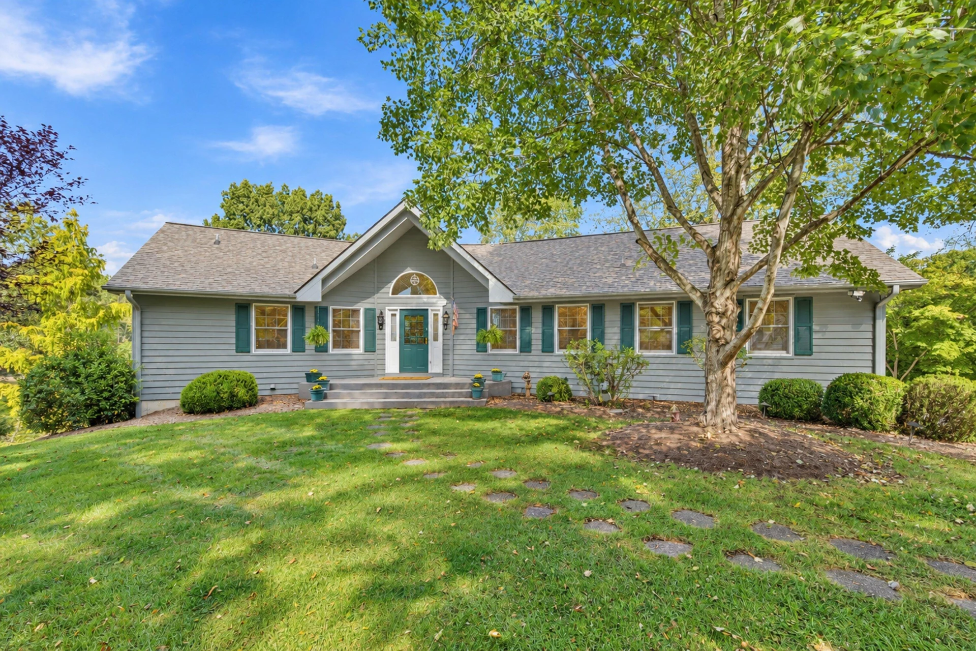 150 Maiden LN - Photo 2