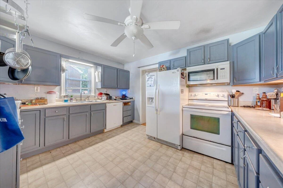 2812 Sweetbrier AVE SW - Photo 3